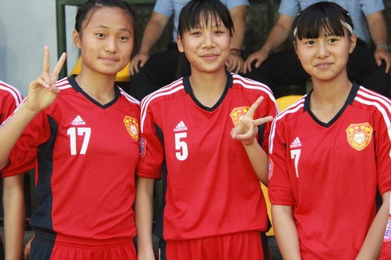 U14女足国少6-0狂胜关岛 12岁小将演帽子戏法