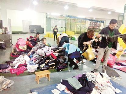 小学生为藏区孩子捐赠御寒衣物 送往牧区犯难