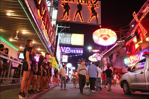 夜色下的诱惑:探秘泰国芭提雅