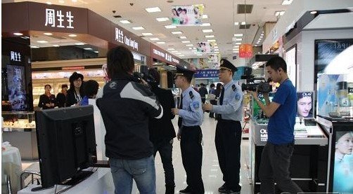 服务素质投诉 商场保安出没请注意!