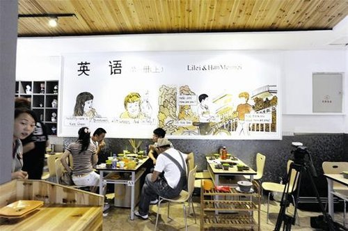 武汉兴起主题餐厅 课桌当餐桌马桶当座椅
