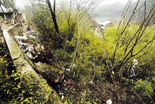 武汉一送葬大客车冲下10米山坡 6人受伤已送医