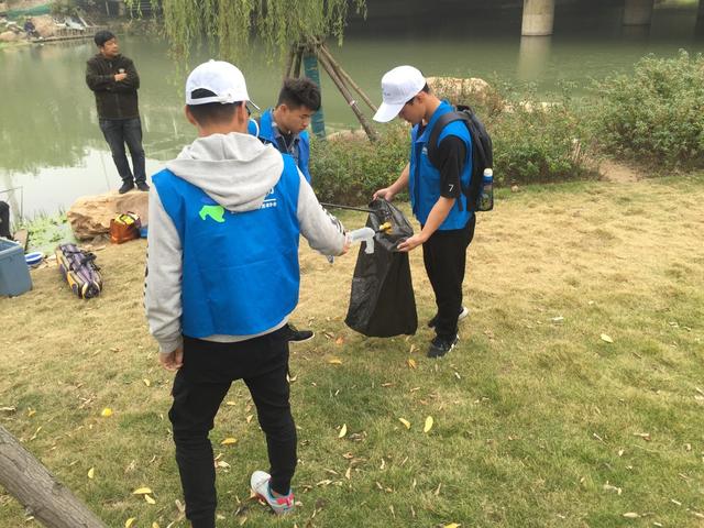 体验海绵城市 志愿者感受武汉水生态文明建设