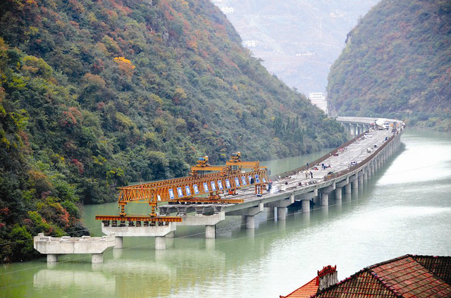 兴山水上公路正在进行标线划设 预计8月10日通车运行
