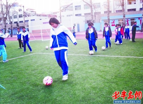 莱西四中初四的女生们在练习足球