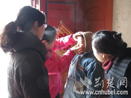 省发改委开展巾帼大走访活动慰问房县留守儿童