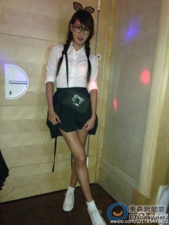 39岁贾永婕撩裙扮<em>性感学生妹</em> 紧绷透视衬衫惹