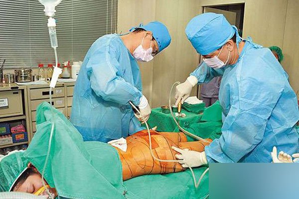 台湾嫩模陈维芊抽臀部脂肪隆胸 曝整容现场照