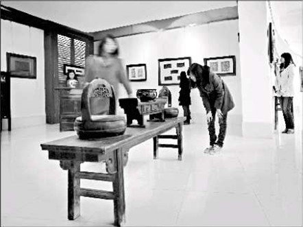 民间木雕艺术展在江汉大学现代艺术学院开幕