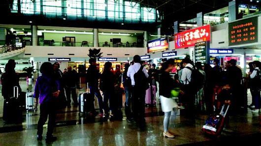 宜昌至广州航班延迟 近百乘客滞留一昼夜(图)
