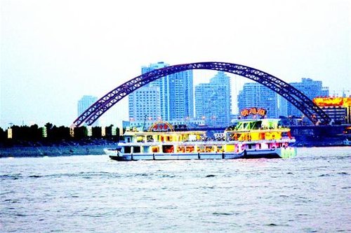 武汉游轮承办水上婚礼 每小时2万堪比星级酒店