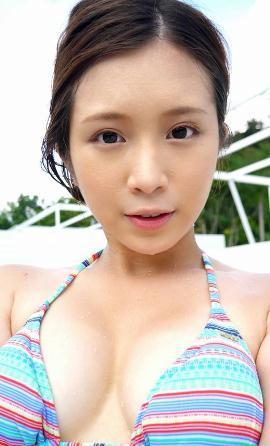 <em>嫩模鸡排妹</em>修练水蛇腰 公布裸泳瘦身秘籍_大楚