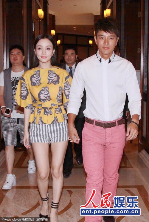 <em>李小璐</em>超<em>短裤</em>秀美腿 被问是否生2胎贾乃亮露尴