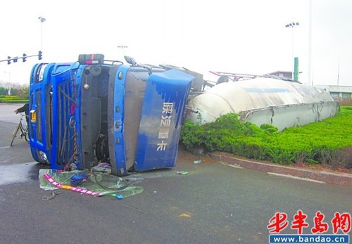 大罐车侧翻横卧绿化带