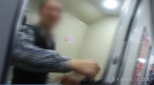 男子动车上吸烟致列车减速 被调查时还扇民警耳光