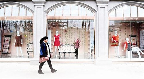 新<em>汉派</em>服装求生存+学洋<em>品牌</em>走快时尚道路