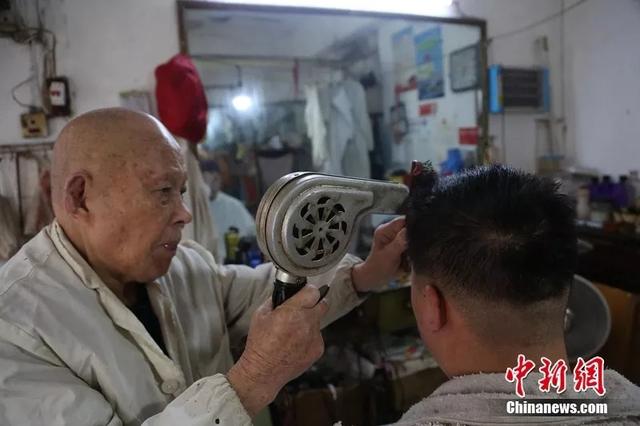 武汉90岁理发师用烙铁烫头复古风格受网友热捧