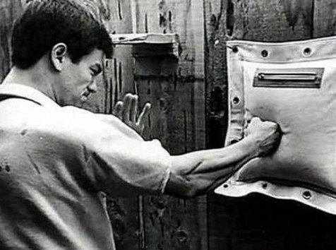 李小龙逝世40周年 罕见全家福揭33年成名史婚