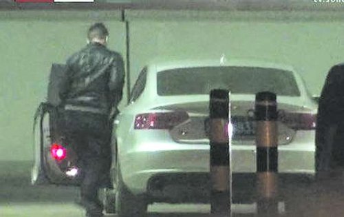 旭日阳刚刘刚被曝开豪车闯红灯(组图)