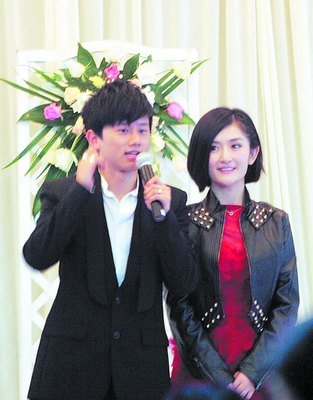 张杰成都办婚礼答谢宴 谢娜着红毛衣喜气洋洋