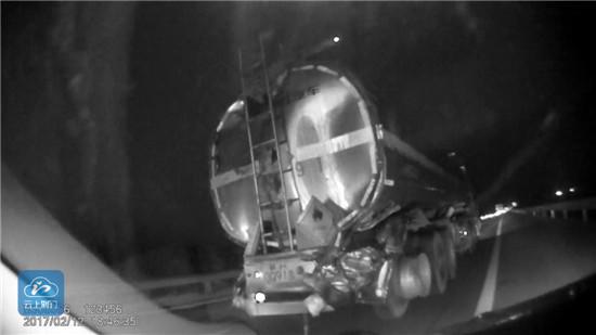 高速公路上的车坚强 后轮掉了一个月继续开