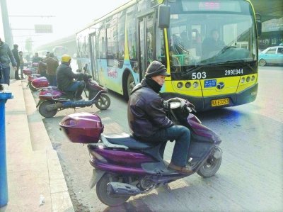 公交未停稳武汉 摩的 蜂拥上 候车乘客呼吁管理