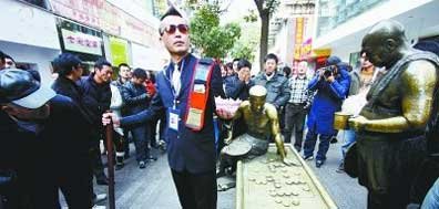 "Hubei Gai" na cesti razgovarati ulaznica novac