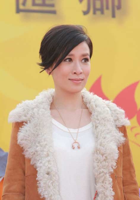 佘诗曼微博透露98岁外婆病逝 圈内好友安慰