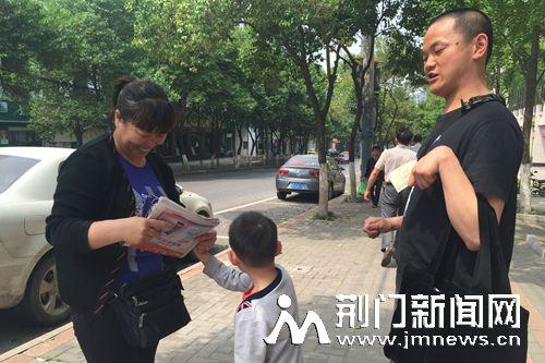 荆门脑瘫小伙梦想不止步 卖报攒钱欲开饮品店