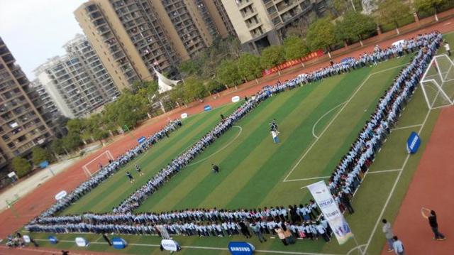 足球世界纪录诞生武汉 666名学生为切尔西庆祝