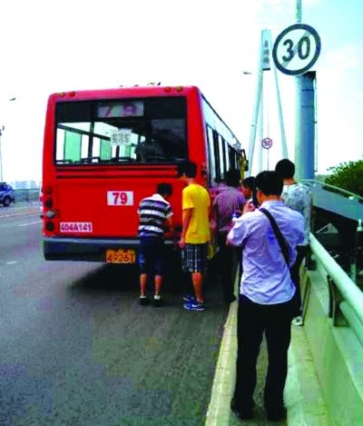 武汉公交车桥面抛锚 15个男子推车一女士喊加