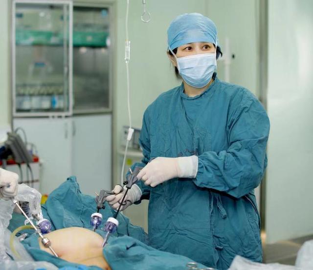 12岁女孩体重达230斤 手术器械只能私人定制