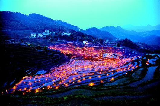 2000火把映亮蕲春雾云山梯田 引摄影师驻足