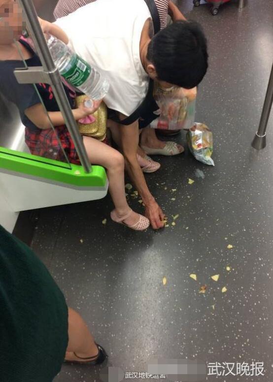 地铁上孙女不小心将薯片弄一地 奶奶弯腰捡干净