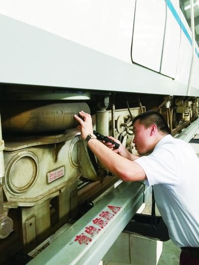 地铁好司机耐渴耐饿能憋尿 检车比赛像找茬_