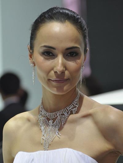  吴彦祖妻子 杀入电视圈 做模妈训练参赛模特_娱