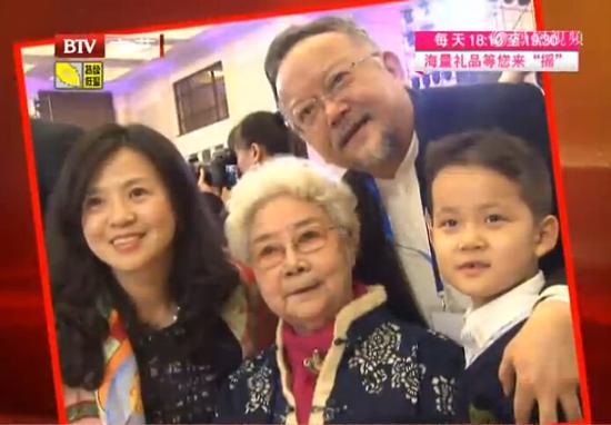 68岁 王刚8岁儿子曝光  成功抢镜模样可爱_大楚