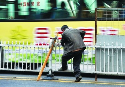 武汉1小时200人翻越护栏 加铁丝网也挡不住(图)
