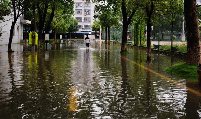省卫计委提醒:洪涝期间不喝生水 离水后要洗脚