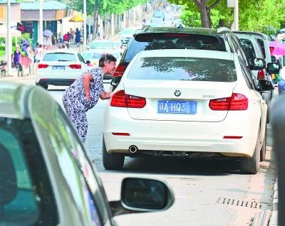 归元寺现山寨收费员 交费停车被贴罚单_大楚