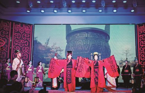 一对新人举办周制婚礼 定做20余件漆器青铜器