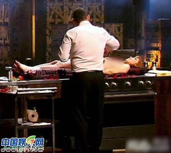 美国选秀节目惊现人体盛 选手妻子当模特展示