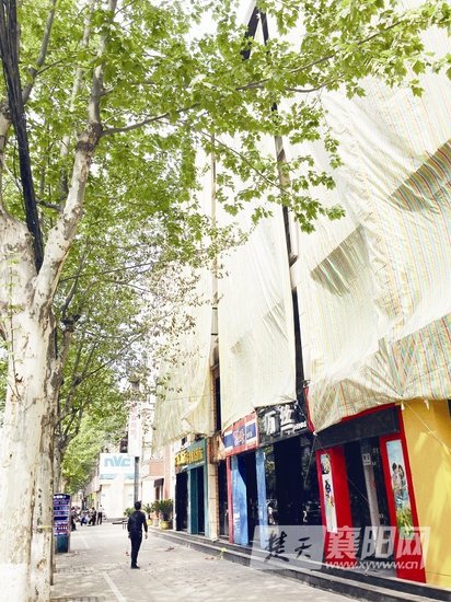 襄阳失火酒店仍有烟味 草地上散着几双鞋子