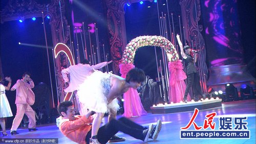 撒贝宁钻胯挑逗女舞伴 上演大尺度裙下走光(图)_大楚网_腾讯网