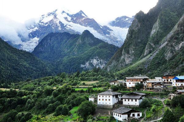 自古雨崩一条路 桃源只在人稀处