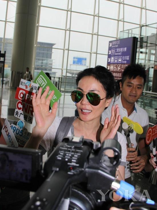 天后现身 王菲素颜休闲装李嫣扮潮童