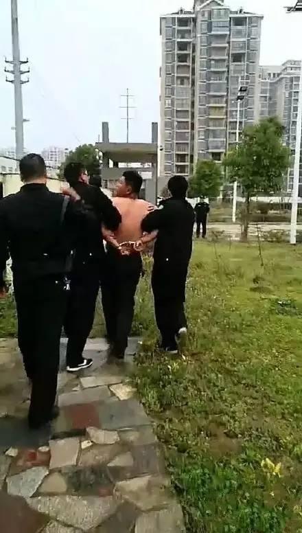 鄂州街头一年轻男子赤裸上身 手持铁锤疯狂挥