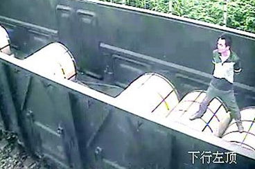 命案逃犯娄亚刚落网 扒火车行踪被监控拍下图片 151777 368x244