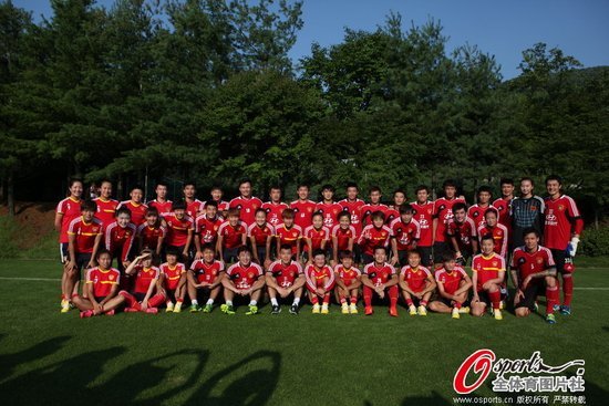 中国女足追星主动找国足合影 高喊中国男足帅