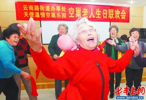 唱自创的歌,跳自编的舞吃三层生日大蛋糕